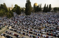 عشرات الآلاف يؤدون صلاة العيد في الأقصى.. وغزة تصلي على انقاض منازلها