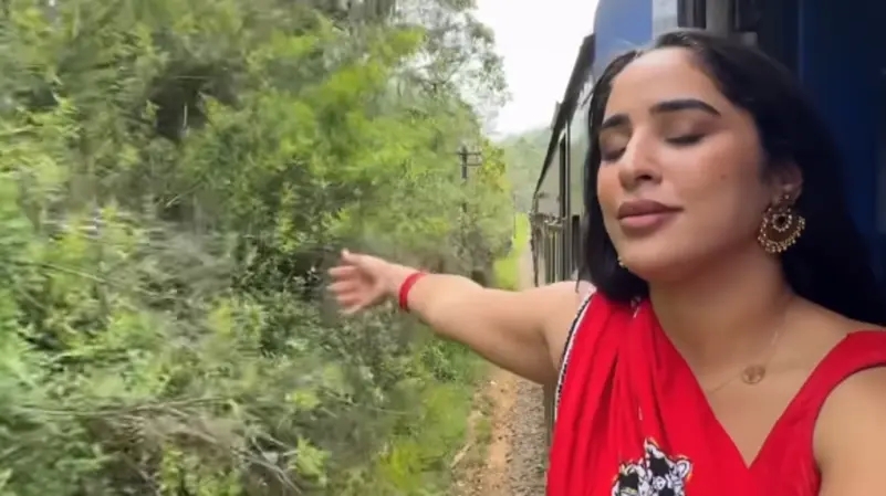 لسبب غريب.. بالفيديو مؤثرة جزائرية شهيرة تلقي بنفسها من القطار