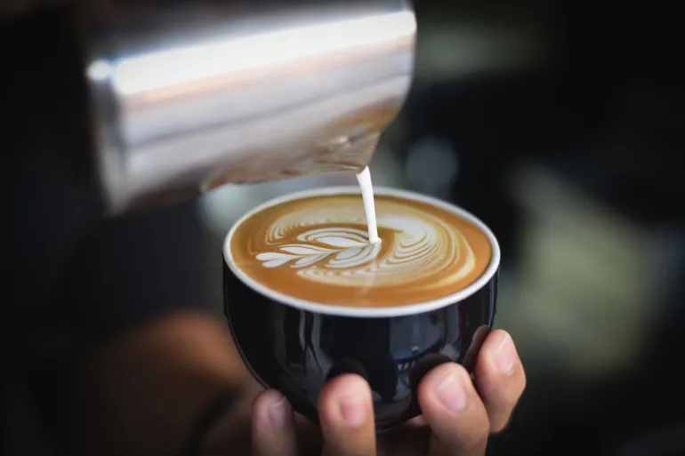 هل يؤثر الكافيين على بروتينات الحليب في قهوتك الصباحية؟