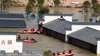 مصرع شخص وفقدان 8 آخرين جراء الفيضانات في الصين (فيديو)