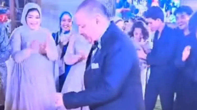 على طريقة مايكل جاكسون.. رقص والد عروس يعجب المصريين