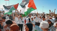 مغاربة يستقبلون الحجاج بأعلام فلسطين مع تمر وحليب