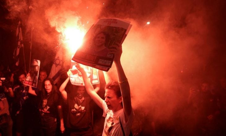 آلاف المتظاهرين يضرمون النار أمام مقر إقامة نتنياهو بالقدس للمطالبة بصفقة تبادل  صور