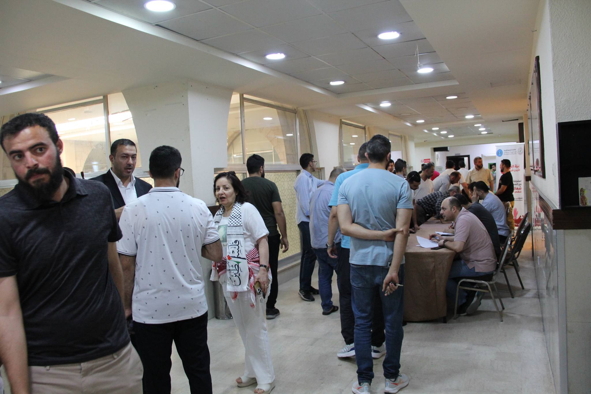 النقابات المهنية تعلن وقف حملة التبرع بالدم لصالح غزة نتيجة الاقبال الكثيف - صور