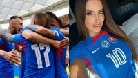 ماذا تفعل ملكة جمال مع منتخب سلوفاكيا في كأس أوروبا؟