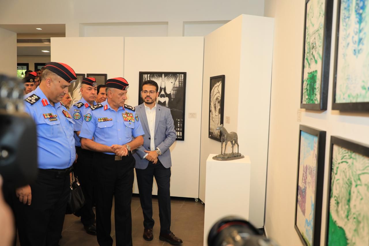 مدير الأمن العام يفتتح المعرض الفني الأول لنزلاء مراكز الإصلاح والتأهيل