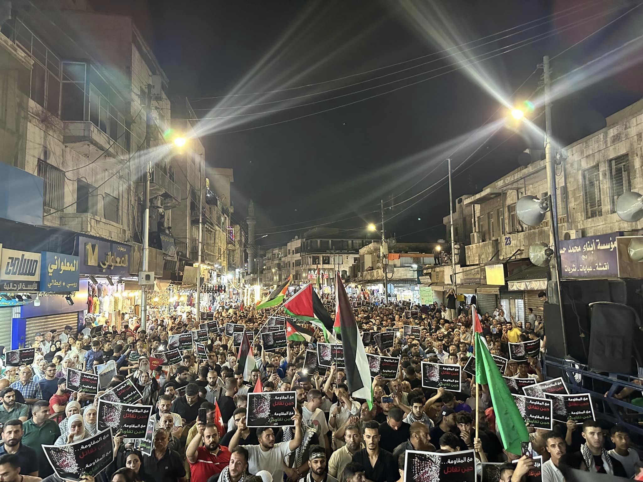  آلاف الاردنيين في مسيرة ليلية بوسط البلد: اسمع يا محتل اسمع.. جنودك عنا ورح تخضع - فيديو وصور