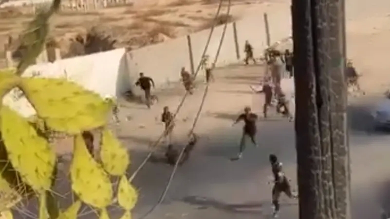 فيديو لمشاجرة بالسيوف بين مصريين في الزاوية يغضب الليبيين