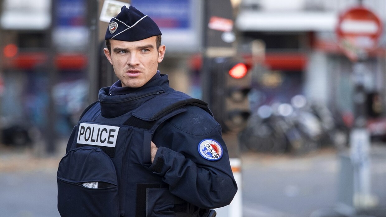 رجل يطعن شرطيا بسكين في باريس