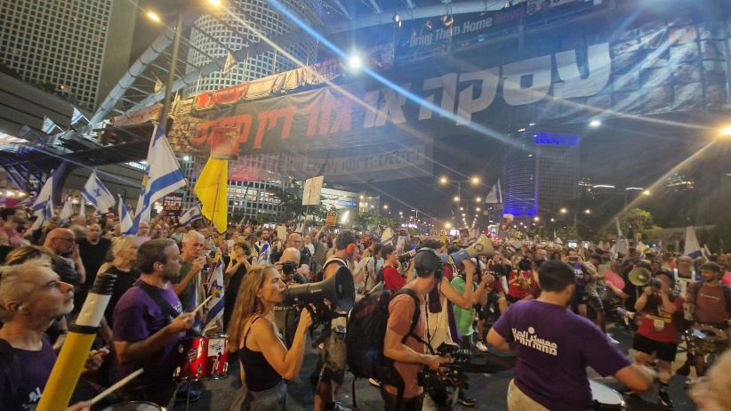 الآلاف يتظاهرون في تل أبيب وعائلات الأسرى تهدد نتنياهو