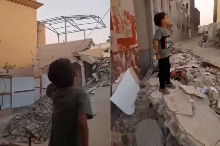 شاهد.. طفل يرفع الأذان فوق ركام منزله المدمر بغزة
