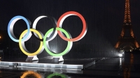فرنسا ترفع العلم الأولمبي معكوسا.. (فيديو)