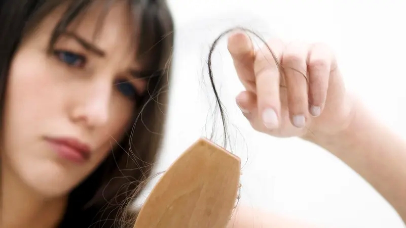منها الإجهاد ونقص التغذية.. 10 أسباب شائعة لتساقط الشعر