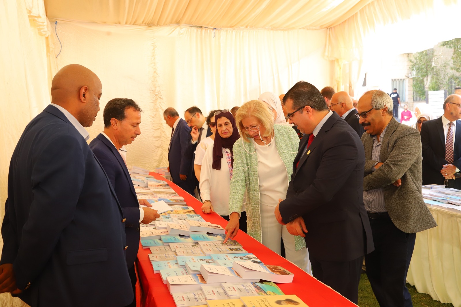 وزيرة الثقافة تفتتح معرض إصدارات مكتبة (الأسرة) في جامعة البترا