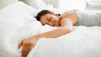 دراسة تكشف سبب احتياج المرأة للنوم أكثر من الرجل