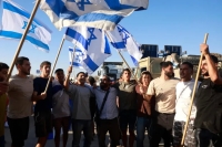 متطرفون يقتحمون محكمة إسرائيلية ولبيد يتحدث عن انقلاب في سدي تيمان