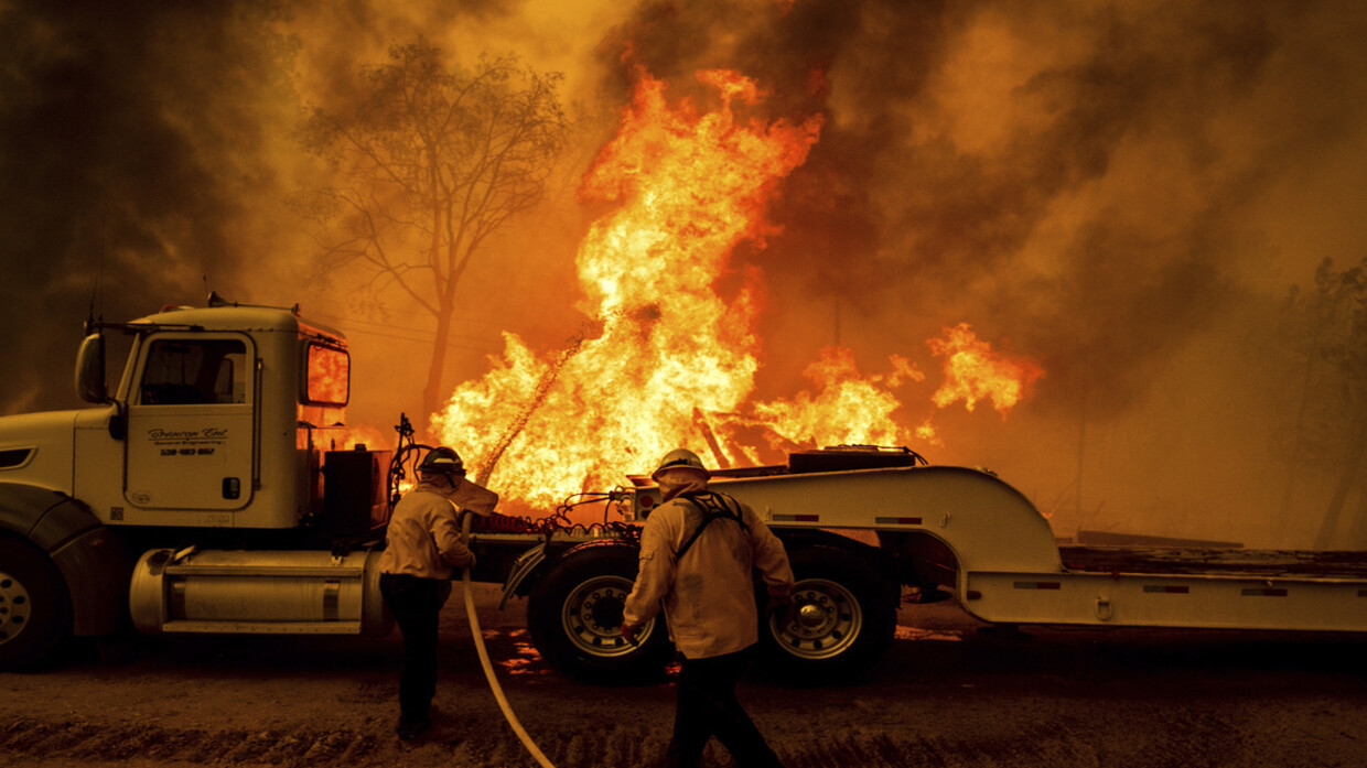 كاليفورنيا تواصل مكافحة رابع أكبر حريق مسجل في الولاية (فيديو)