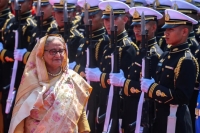 رئيسة وزراء بنغلاديش تغادر إلى الهند ومتظاهرون يقتحمون مقرها