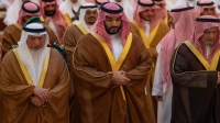 محمد بن سلمان يؤدي صلاة الميت على الأميرة لطيفة آل سعود (صور)