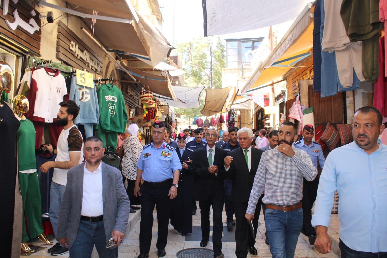 محافظ البلقاء ورئيس بلدية السلط ومدير شرطة البلقاء في جولة ميدانية بوسط السلط لتلمّس احتياجات المواطنين