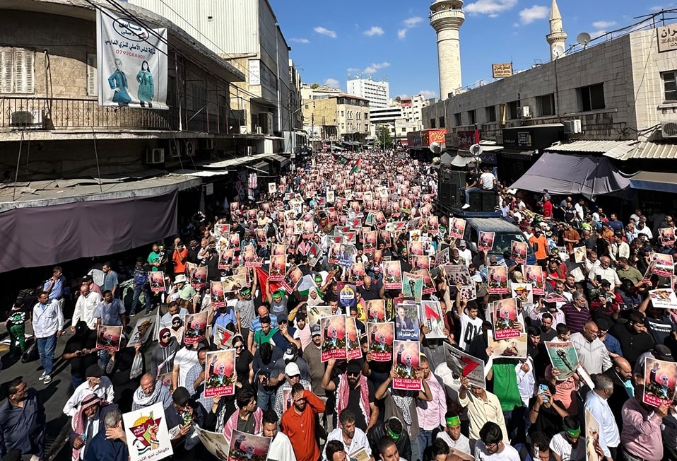 عاجل عشرات آلاف الاردنيين في وسط البلد: يحيى يحيى يا سنوار.. يا أسدنا يا مغوار فيديو وصور