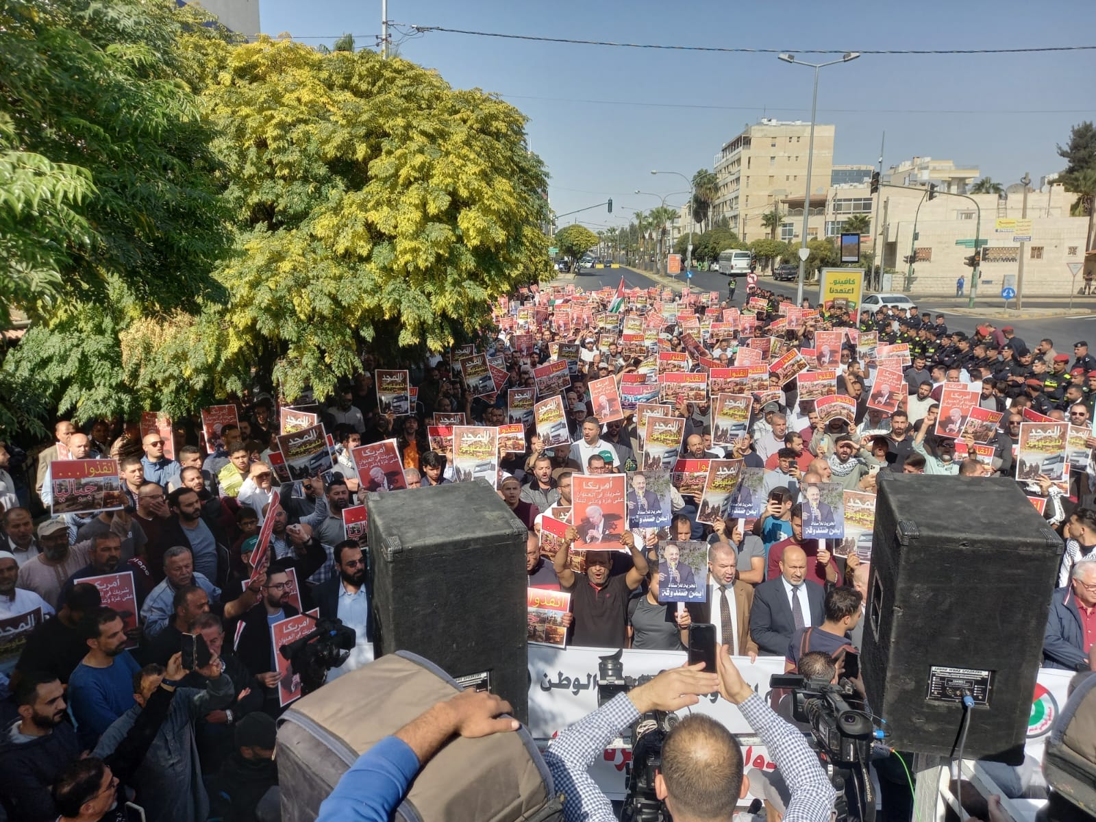 آلاف الاردنيين قرب السفارة الامريكية: لا سفارة أمريكان.. على أرضك يا عمان - فيديو