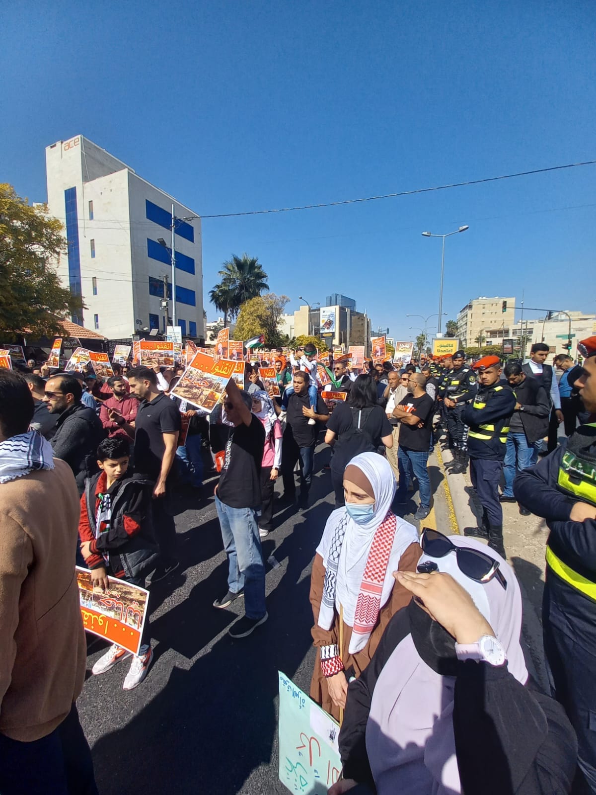 آلاف الاردنيين قرب السفارة الامريكية: لا سفارة أمريكان.. على أرضك يا عمان - فيديو