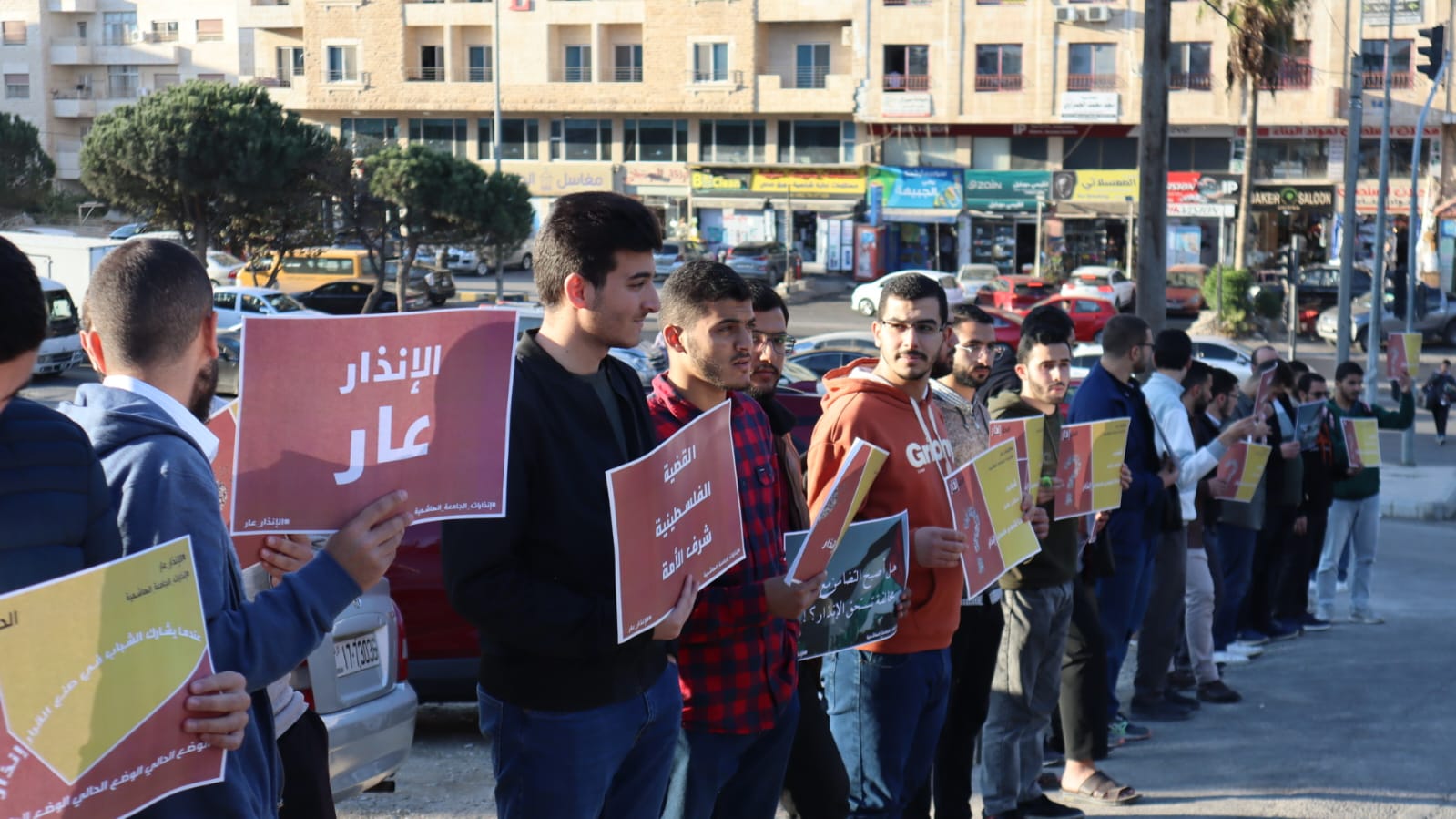 طلبة جامعات يحتجون على العقوبات بسبب التضامن مع غزة - صور 