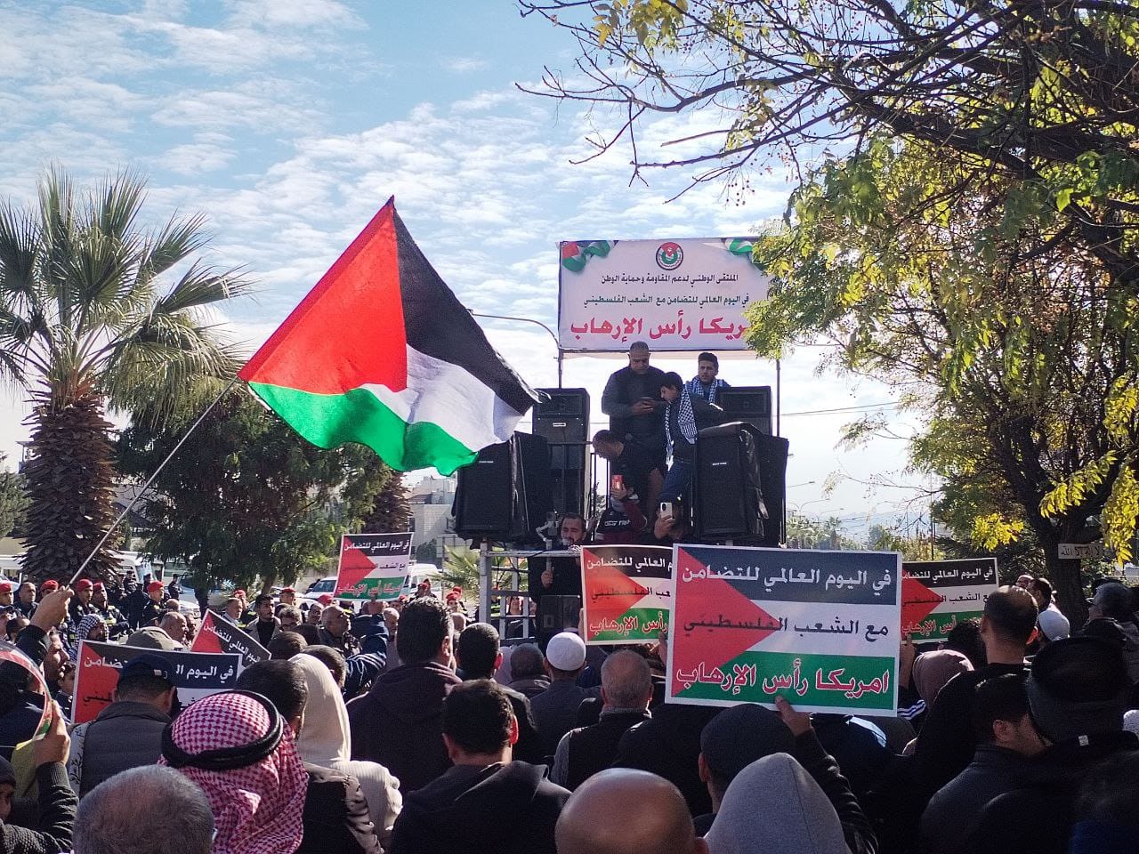 آلاف الاردنيين قرب سفارة الولايات المتحدة: أمريكا رأس الحية - فيديو وصور