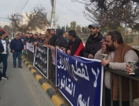 عمال في مصنع حديد الاردن يحتجون امام النواب: لم نتسلم رواتبنا منذ (4) اشهر  صور