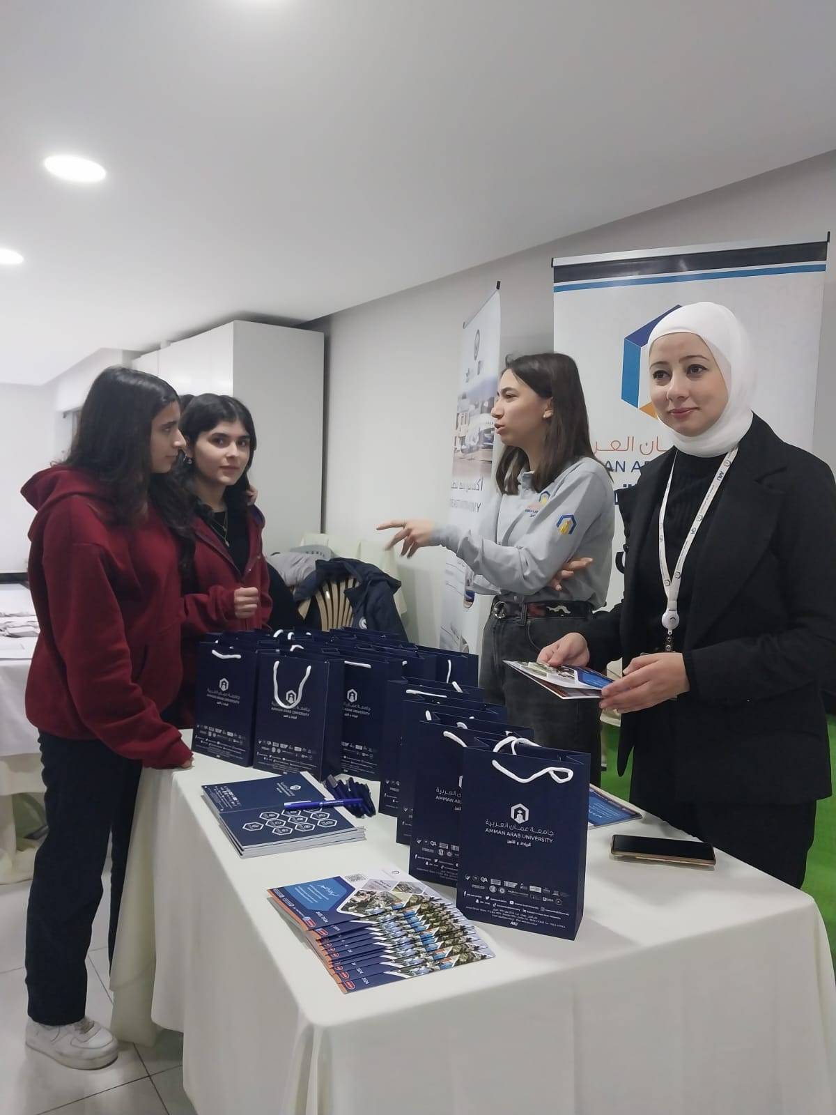 إقبال ملحوظ من طلبة مدارس التربية الريادية على كليات المستقبل في جامعة عمان العربية