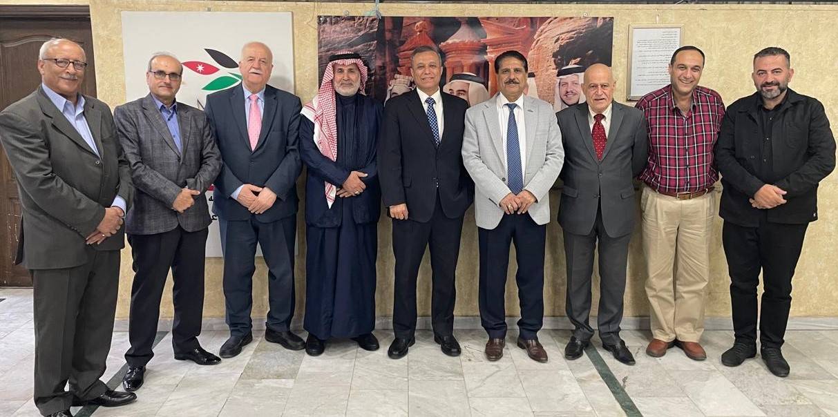 ديوان عشيرة المحيسن يكرم الدكتور عامر الصمادي