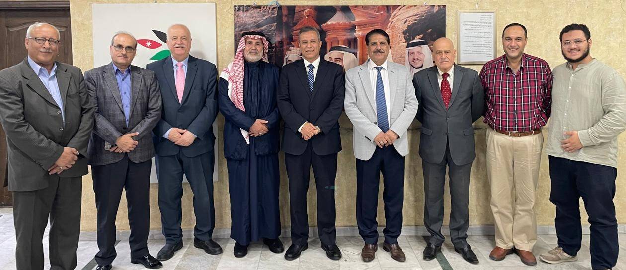 ديوان عشيرة المحيسن يكرم الدكتور عامر الصمادي