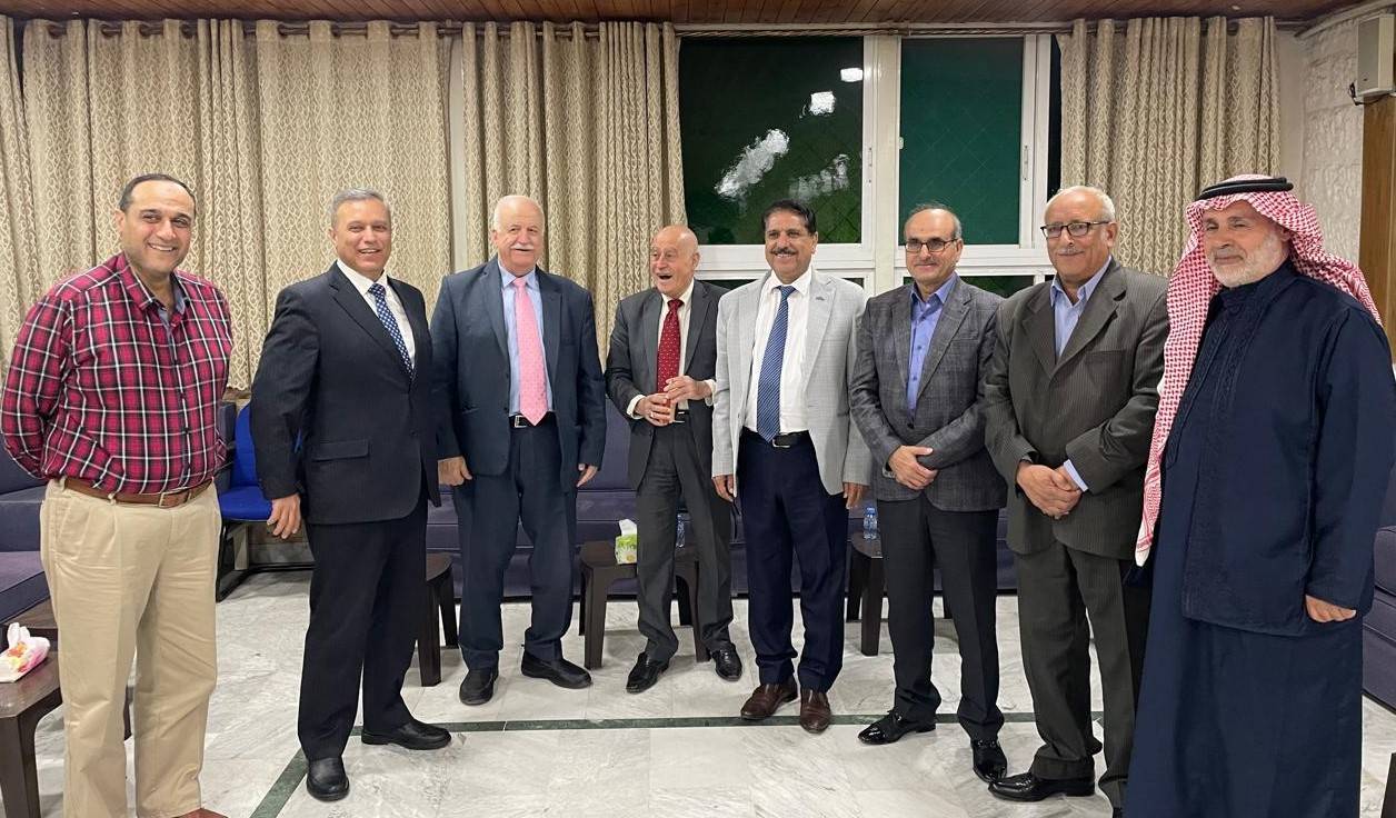 ديوان عشيرة المحيسن يكرم الدكتور عامر الصمادي