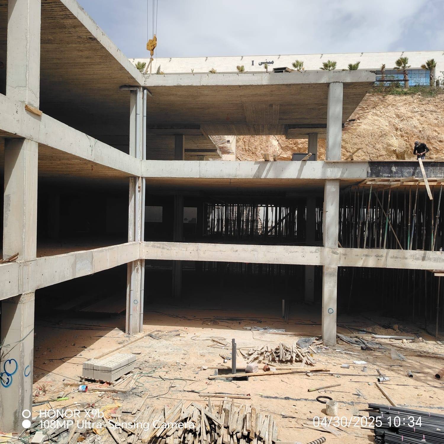  طلبة هندسة العمارة في عمان العربية يطلعون ميدانيًا على مراحل تنفيذ مشروعي مبنى (F) و(H) داخل الحرم الجامعي 