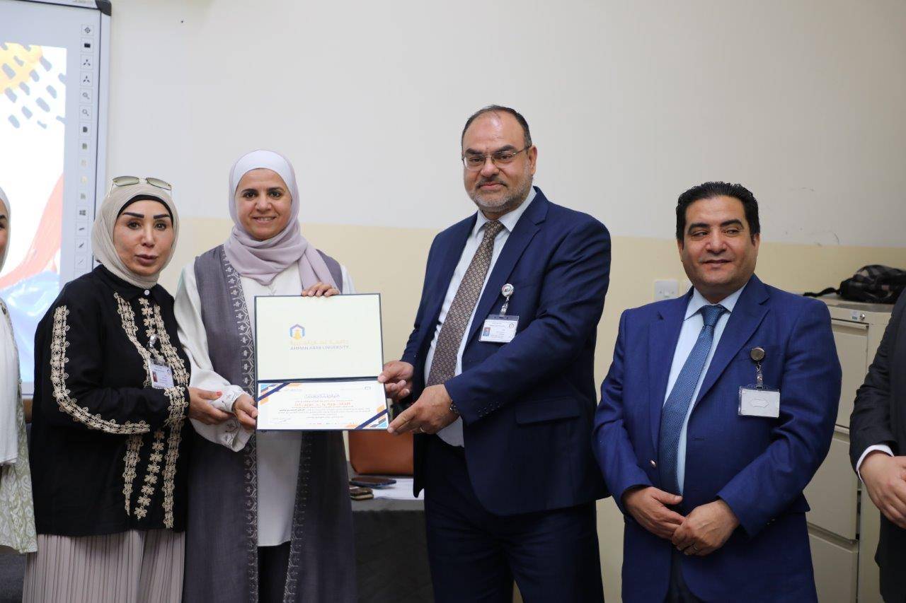 جامعة عمان العربية تنظم ورشة تدريبية بعنوان العلاج النفسي بالفن للتوعية بالطرق الصحيحة للتفريغ النفسي