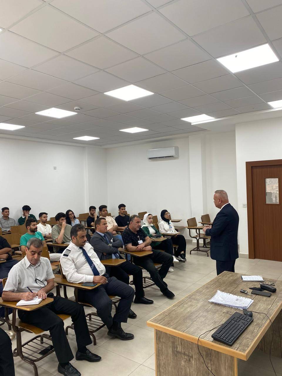 كلية علوم الطيران في عمان العربية تستضيف الخريج ابو صهيون للمشاركة بمحاضرة لطلبة وخريجي الكلية