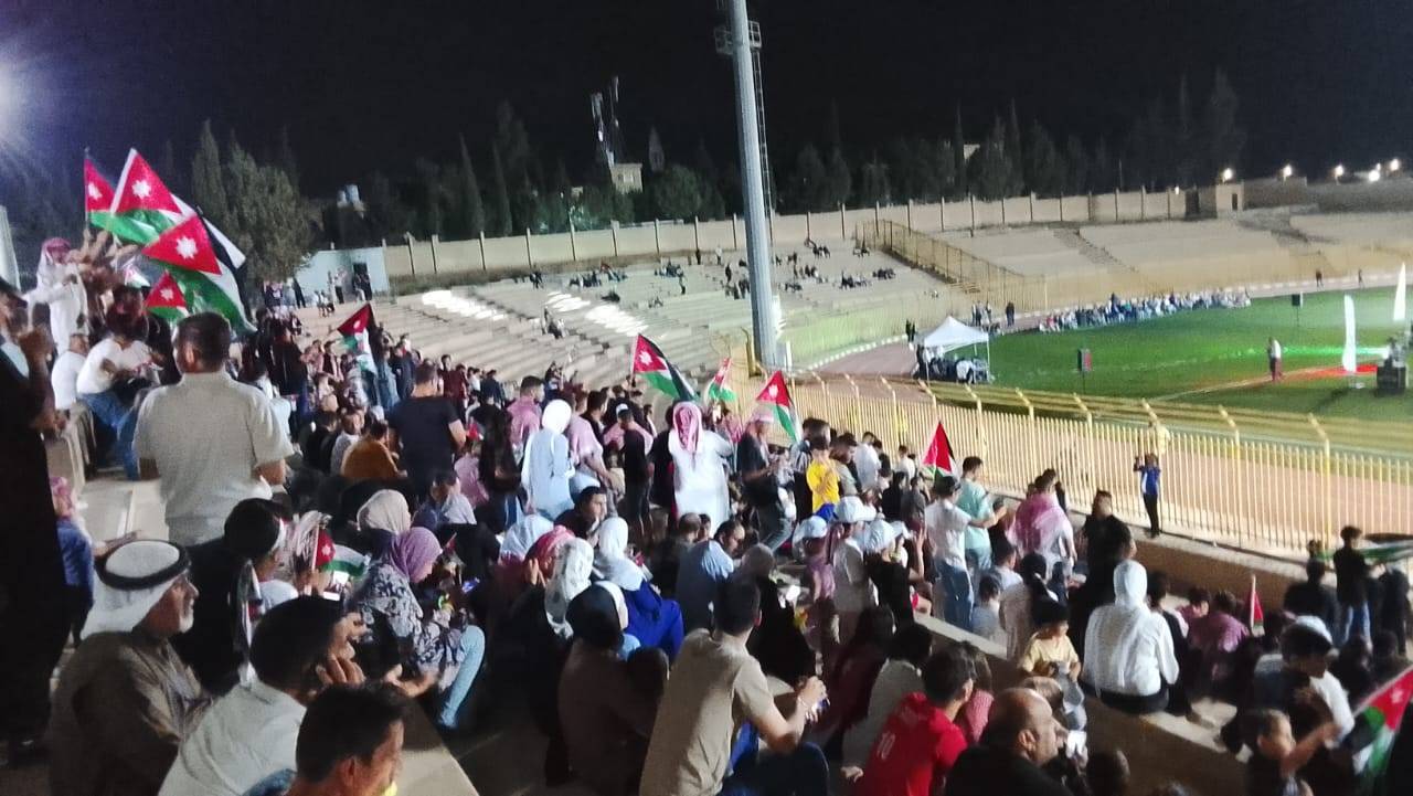 احتفالات الكرك بالمناسبات الوطنية تشهد حضورًا جماهيريًا كبيرًا في ملعب الأمير فيصل الرياضي