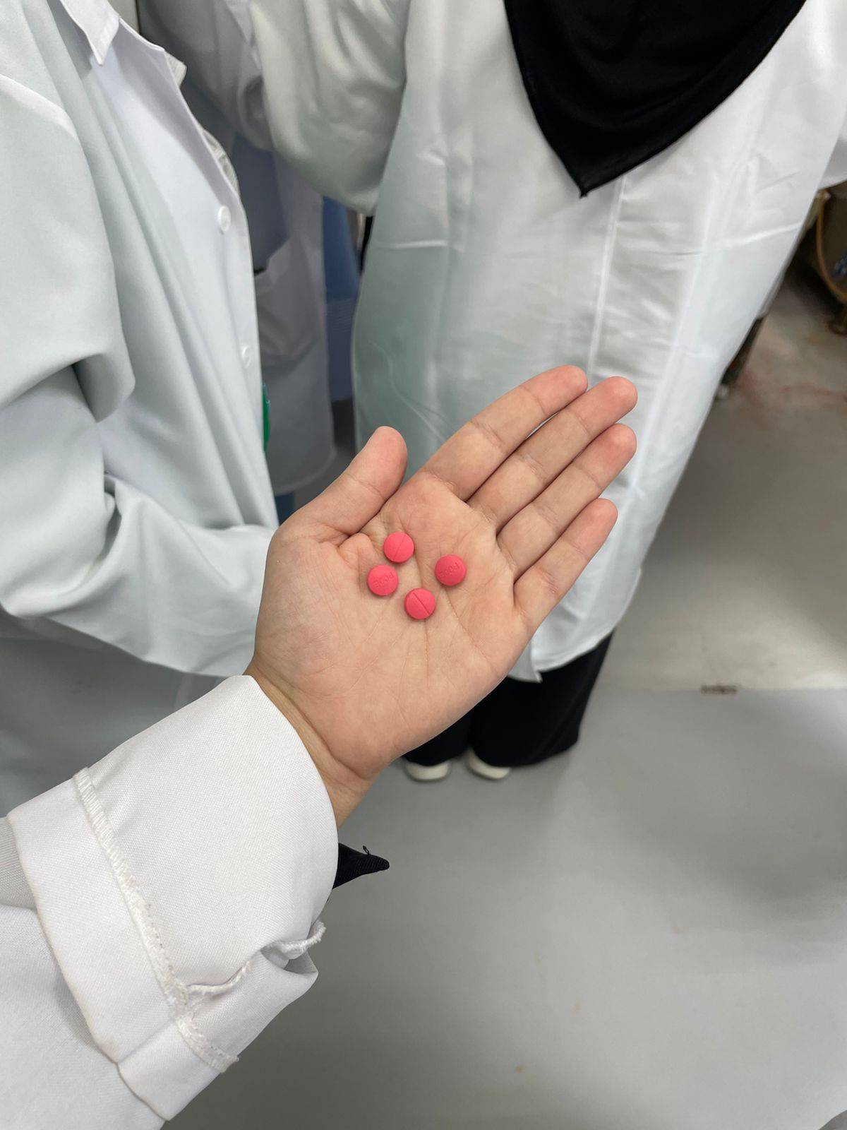 صيدلة عمان العربية تعزز خبرات طلبتها بزيارة علمية إلى مركز التميز للصناعات الدوائية