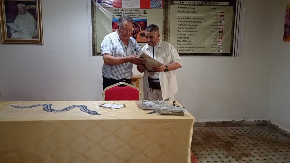 زيد العواملة يشارك في الملتقى الدولي للفسيفساء بالمغرب ويحصد تكريمات