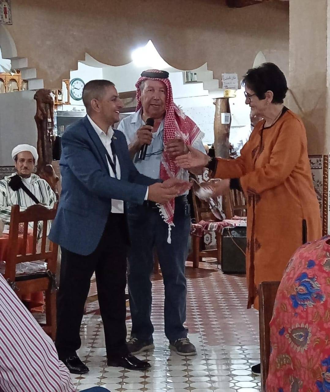 زيد العواملة يشارك في الملتقى الدولي للفسيفساء بالمغرب ويحصد تكريمات