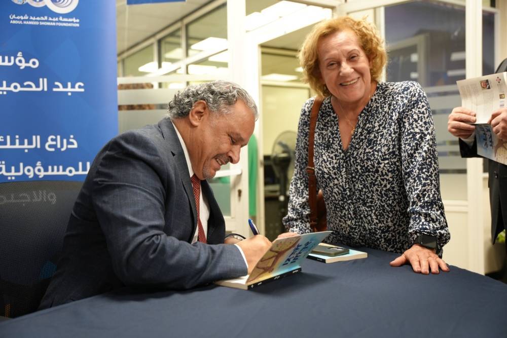 الأديب العدوان يشهر مجموعته القصصية النباح الأخير في شومان