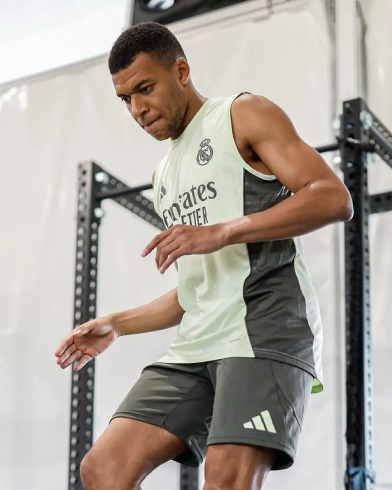 ظهر نحيلاً.. مبابي يفقد وزنه بسبب المرض