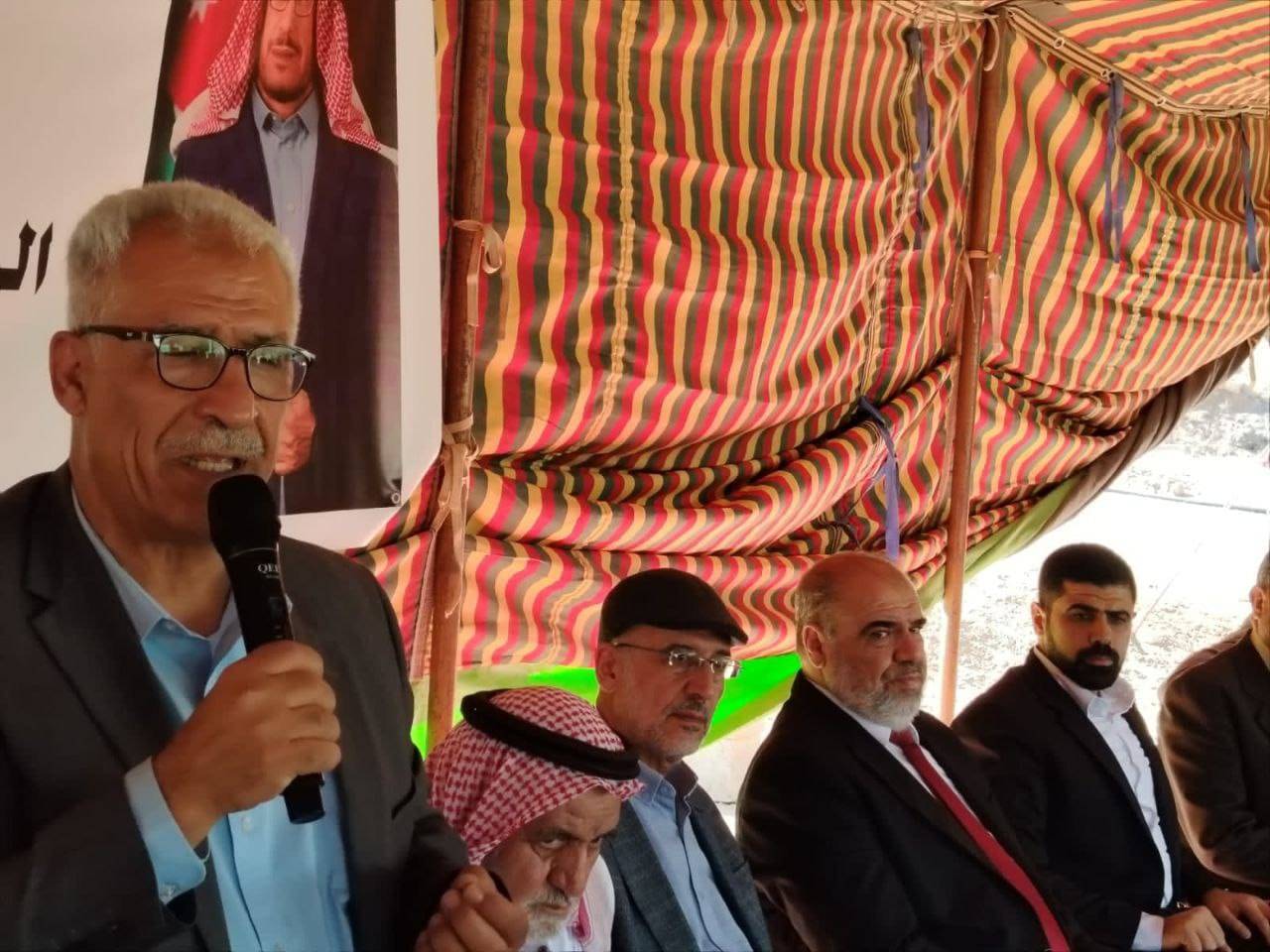 وجهاء ونواب وشخصيات وطنية في خيمة التضامن مع الزرقان في الطفيلة - صور  