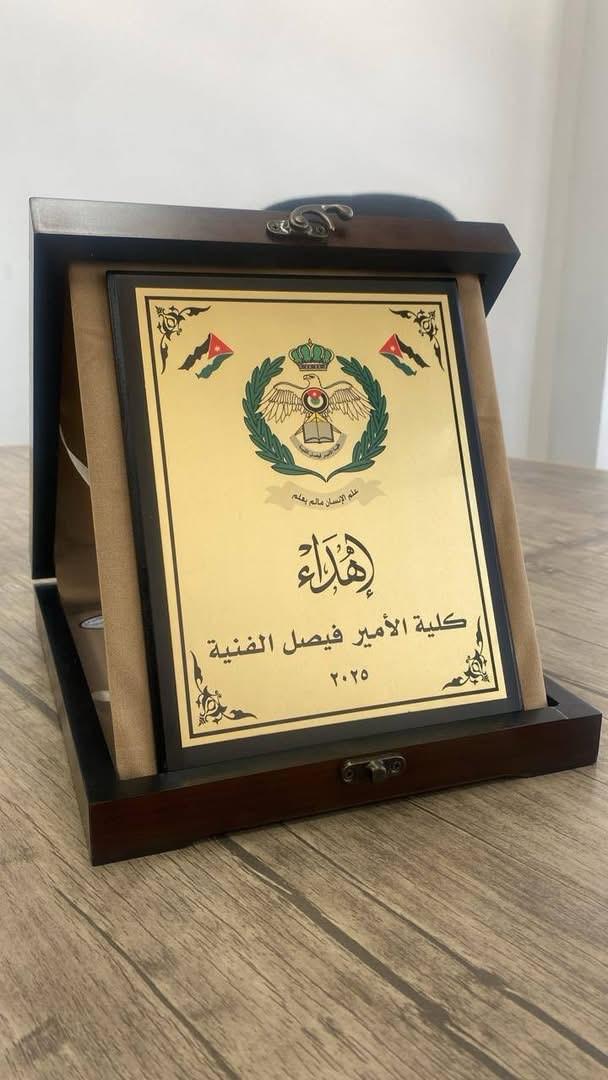 قائد سلاح الجو الملكي يكرّم الدكتور العساف من عمّان العربية في حفل تخريج كلية الأمير فيصل الفنية