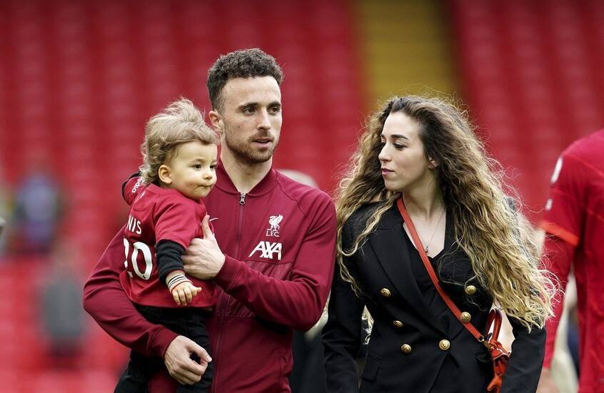 بعد الكارثة.. ليفربول ينعى لاعبه ديوغو جوتا ويرفض التعليق ويطلب احترام خصوصية عائلته