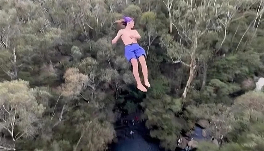 فيديو مرعب.. غواص شاب يصارع الموت بعد قفزة خطيرة لتحطيم رقم قياسي