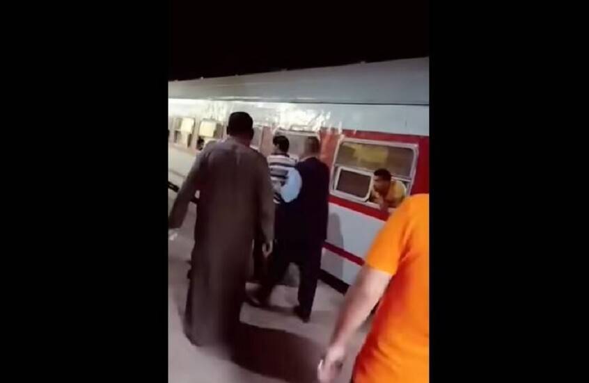 فيديو داخل محطة قطار في مصر يثير ضجة