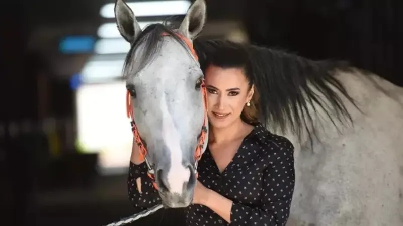 وفاة مذيعة تركية اشتهرت بالتعليق على سباق الخيل في ظروفٍ غامضة