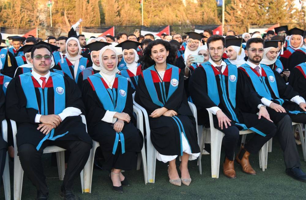  جامعة العلوم والتكنولوجيا تحتفل بتخريج الفوج السابع والثلاثين من طلبتها وكلية الطب تفتتح احتفالات التخرج لهذا العام